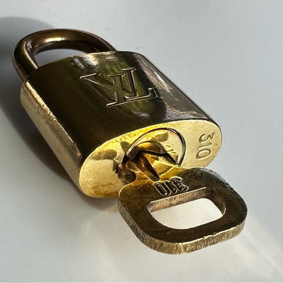 Louis Vuitton lock and key #310 Golden LV LOCK & KEY - Picture 6 of 7